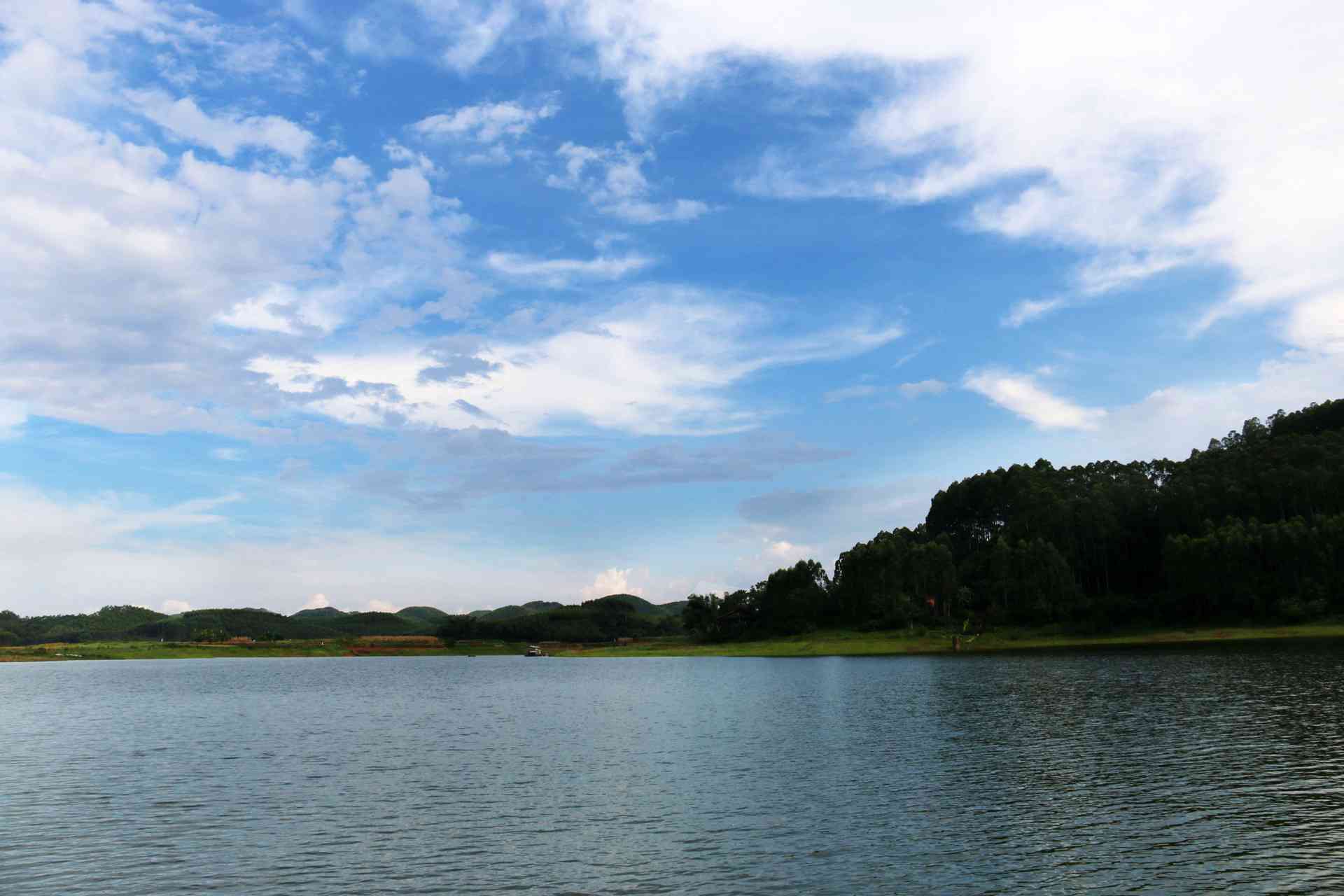 攝圖網_500685749_banner_湖水 藍天白云（企業(yè)商用）.jpg